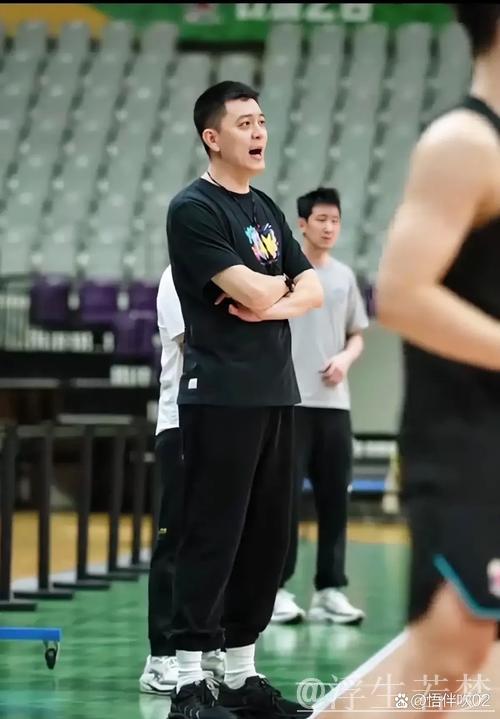 杨鸣单独部署王岚嵚与外援战术，付豪加强投篮训练